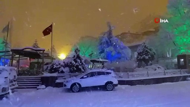 Artvin’de gece başlayan kar yağışı şehri beyaza bürüdü