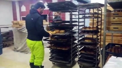 Kayak takımlarıyla cadde ve sokaklarda kayarak ekmek almaya gittiler - ERZİNCAN