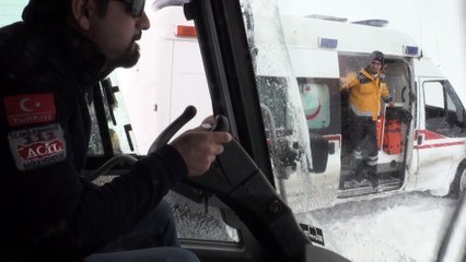 Ekiplerinde mahsur kaldığı bölgede yaşlı kadın 7 saatte hastaneye ulaştırıldı - AĞRI