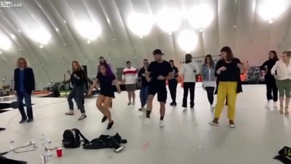 Shakira vous montre comment faire sa danse du Super Bowl !