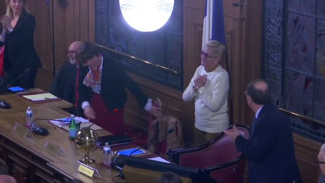 Salle comble, applaudissements… Les images du dernier conseil municipal sous l’ère Balkany à Levallois