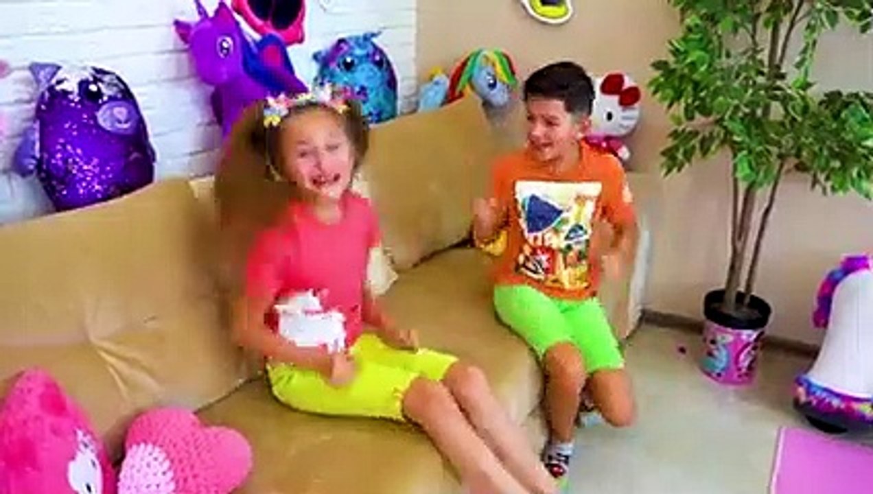 Sasha y Max juegan desafío de juguete comestible kids