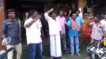 காதலர்களுக்கு சலுகை.. காண்டான இந்து முன்னணியினர்.. ஹோட்டல் சூறை.. புதுச்சேரியில் பரபரப்பு!  - வீடியோ