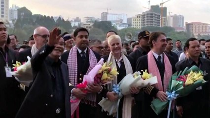 '웨스테르담호' 승객들, 캄보디아 총리 꽃다발 받으며 하선 / YTN