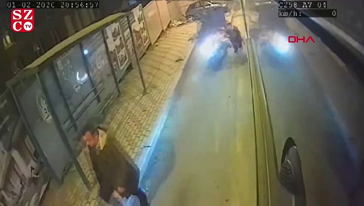 Motosikletin otobüsten inen kadına çarpma anı kamerada