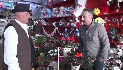 42 Yıllık Eşine Ahırda Sevgililer Günü Sürprizi