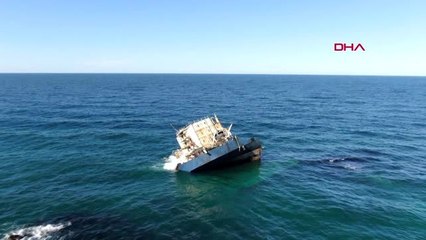 Dalgaların parçaladığı natalianın su üzerinde sadece kaptan köşkü kaldı