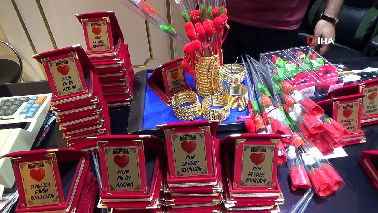 Duyarlı kuyumcudan Sevgililer Gününde ücretsiz hediye