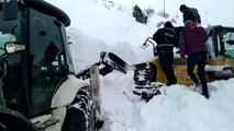 Karda mahsur kalan vatandaşları kurtarmaya giden iş makinesi de mahsur kaldı
