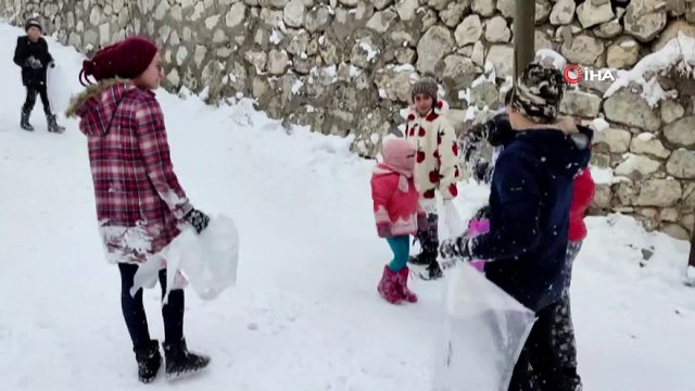 Çocuklar, Poşet, Bidon ve Tepsilerle Kayarak Doyasıya Eğlendi