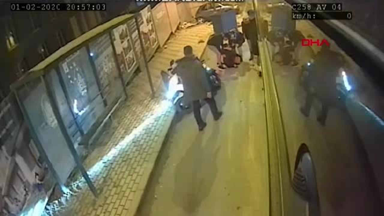 Motosikletin otobüsten inen kadına çarpma anı kamerada