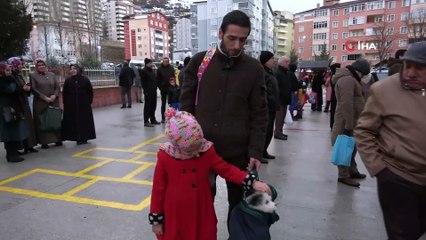 Evinde bırakmaya kıyamadığı yavru köpeğini spor çantasında taşıyor