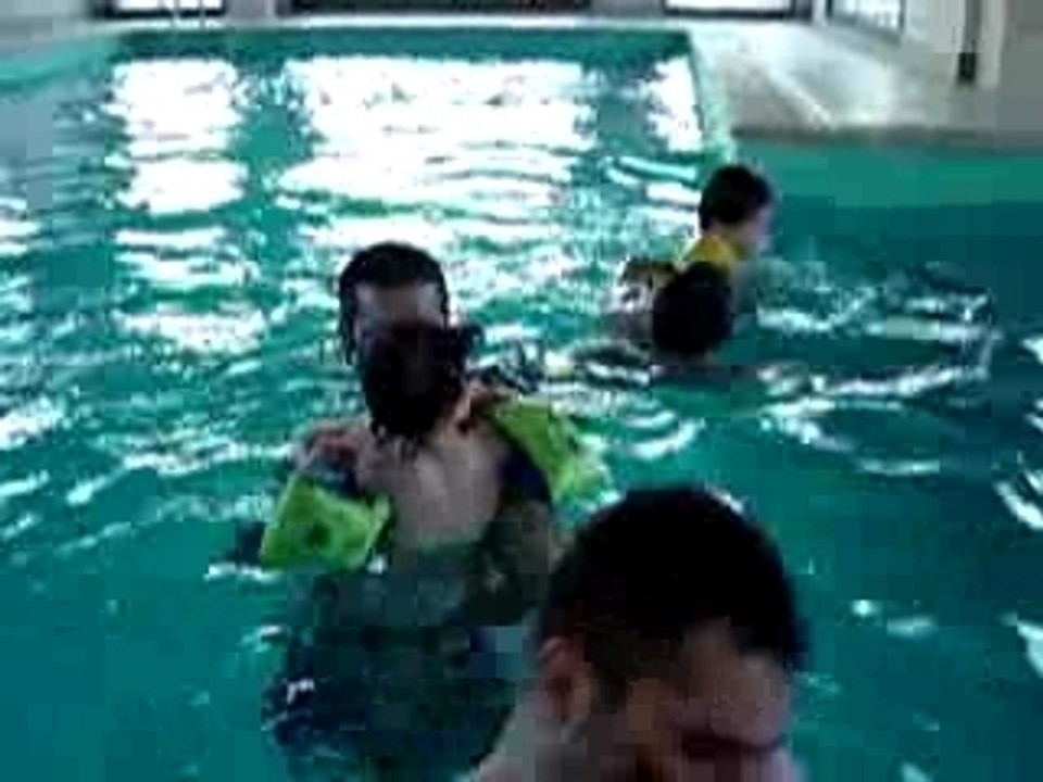 Léna à la piscine