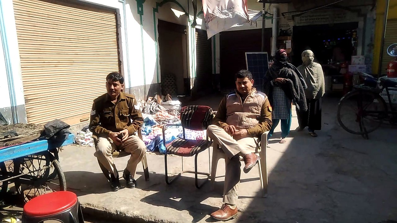 कैराना: CAA विरोध का खौफ, मस्जिद के बाहर सुरक्षा हेतु पुलिस फोर्स रहा तैनात