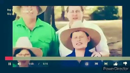 Ce jeune garçon mange des mouches sur son visage en direct