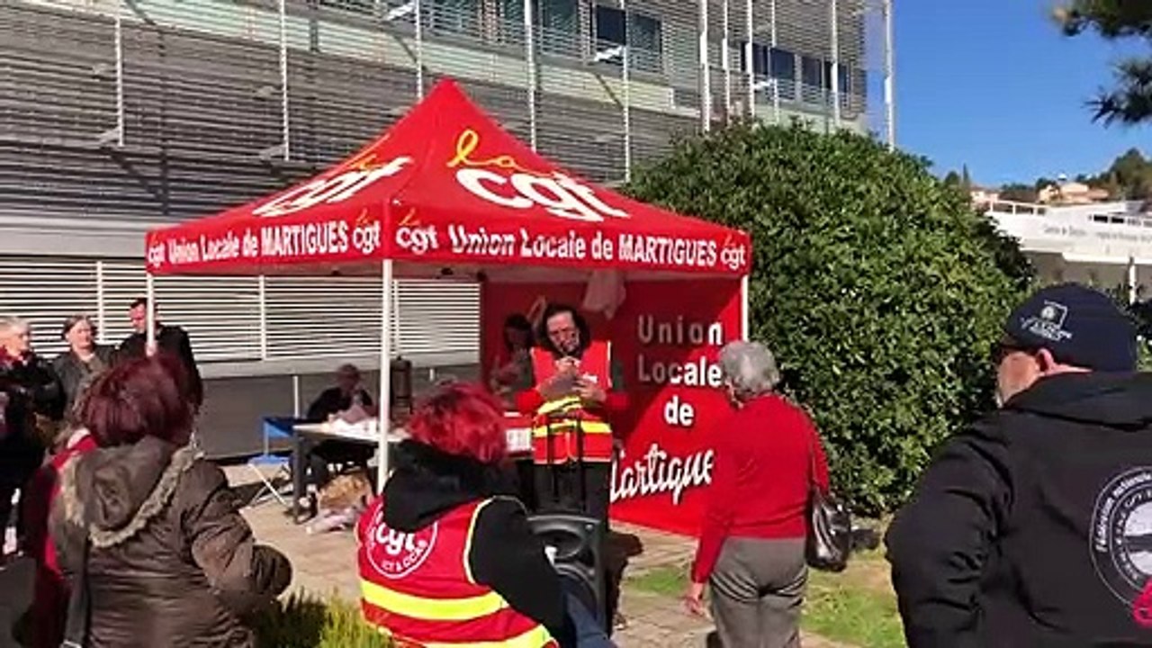 Martigues: les hospitaliers CGT manifestent devant Les Rayettes