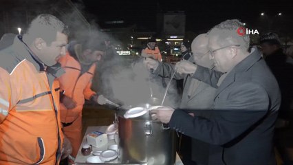 Belediye Başkanı Ekicioğlu, temizlik görevlileri ile çorba içip vatandaşla görüntülü konuştu