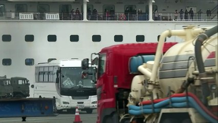 Desembarcan primeros pasajeros de crucero en cuarentena en Japón