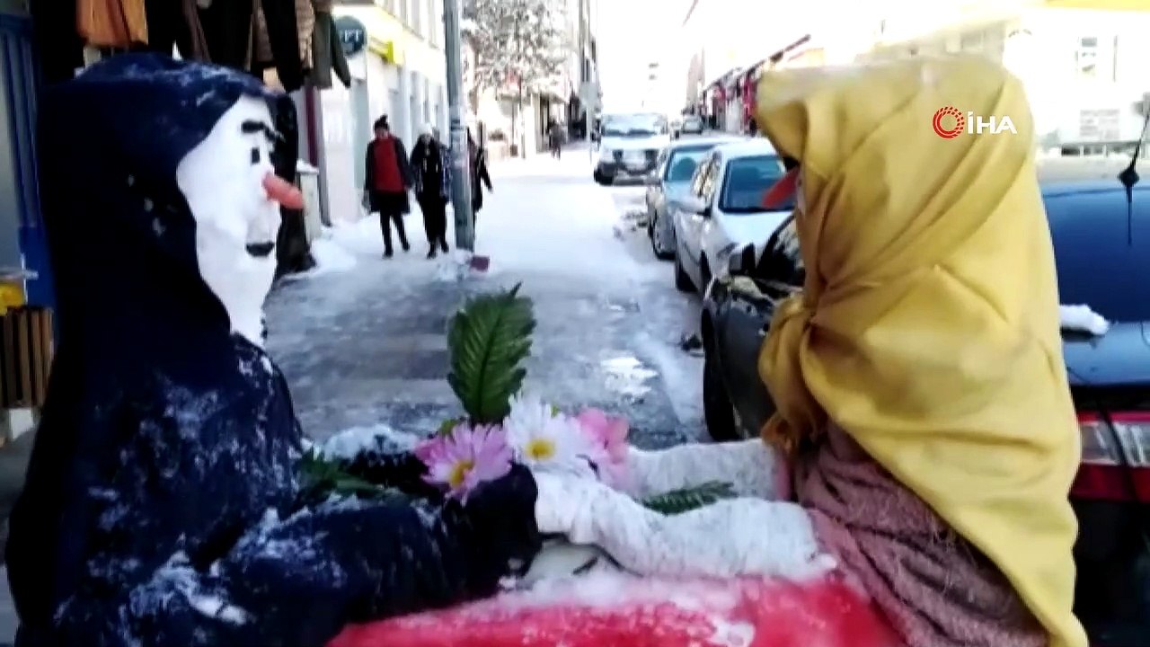 Sevgililer Günü’ne özel kardan sevgili yaptılar