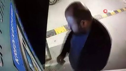 Havalimanı otoparkındaki otomatik ödeme cihazını böyle tekmeledi