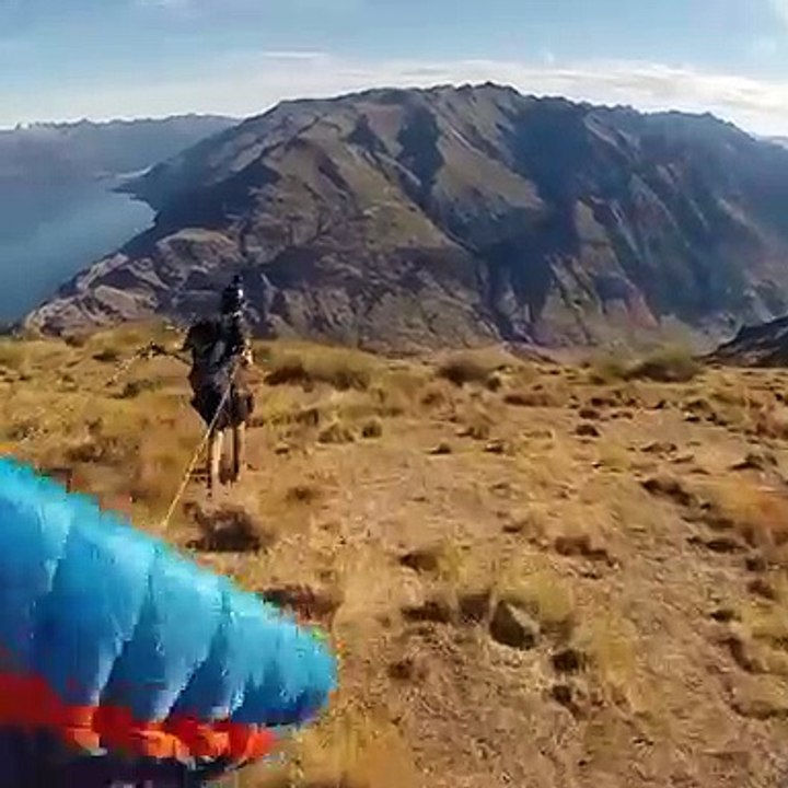 Un vol de parapente au-dessus de Wanaka tourne mal.