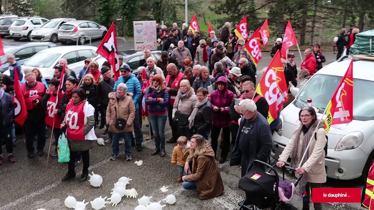 Privas : une minute de silence durant la manifestation pour la défense du personnel de santé