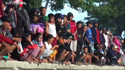 بالفيديو: متخصص في الحيوانات الخطيرة يحاول تحرير تمساح من إطار عالق في رقبته