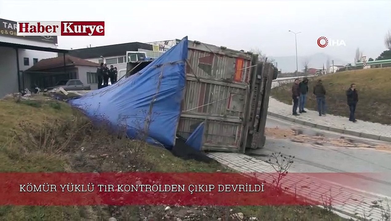 Kömür Yüklü Tır Kontrolden Çıkıp Devrildi