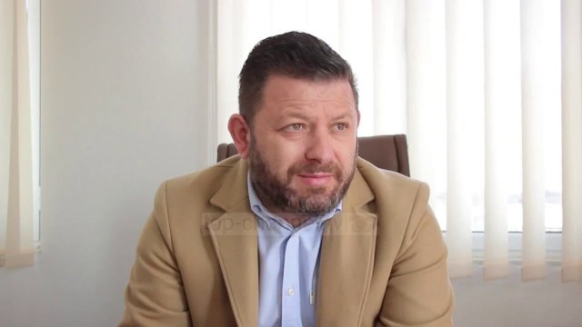 Turizëm mes plehrave/ Në Pogon nuk janë larguar në 30 vjet