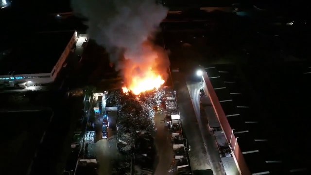 Acerra (NA) - Brucia un sito di stoccaggio rifiuti (14.02.20)