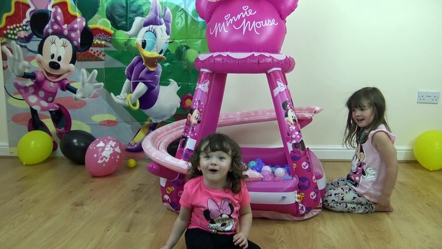 Minnie Mouse - Brincadeira na Piscina de Bolinhas