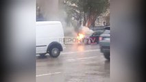 Report TV -Përfshihet nga flakët një makinë në mes të Tiranës, shpëton mrekullisht shoferi