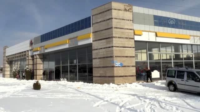 Depremzedelerin ihtiyaçlarını ücretiz karşılayabileceği giyim mağazası açıldı