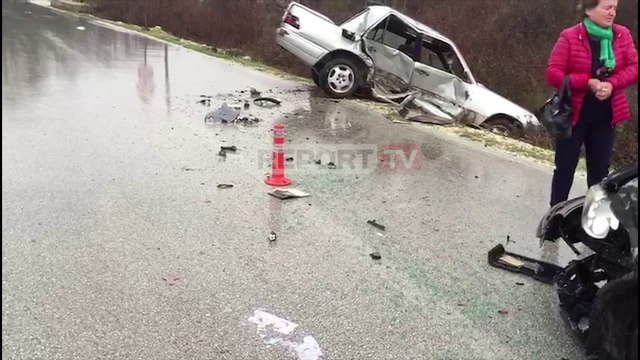 Report TV - Aksident në Fier, makina përfundon në kanal! 3 të plagosur