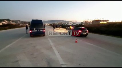 Report TV - 'Makina e luksit' 'zbarkon' në Vlorë, katër automjete të bllokuara