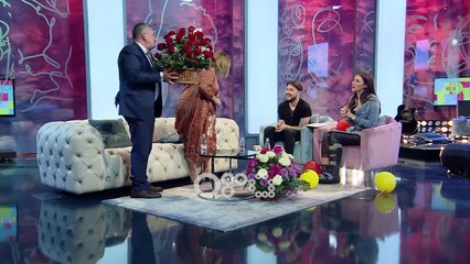 Dite e Re - 45 trëndafila për aq vite martesë, surpriza për Shën Valentin