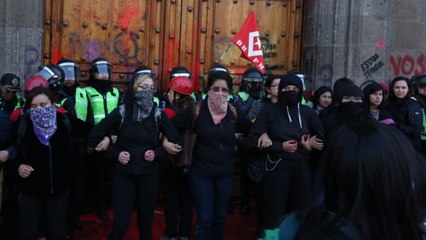 Mujeres protestan en Palacio Nacional contra violencia de género