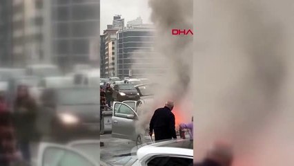 D 100'de yanan otomobil trafik yoğunluğuna neden oldu