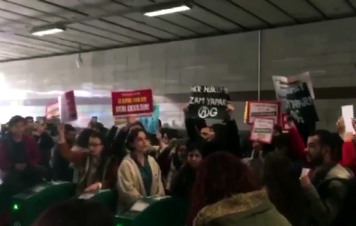 Bir grup öğrenci, metrobüs durağında İBB'nin ulaşım zammını protesto etti