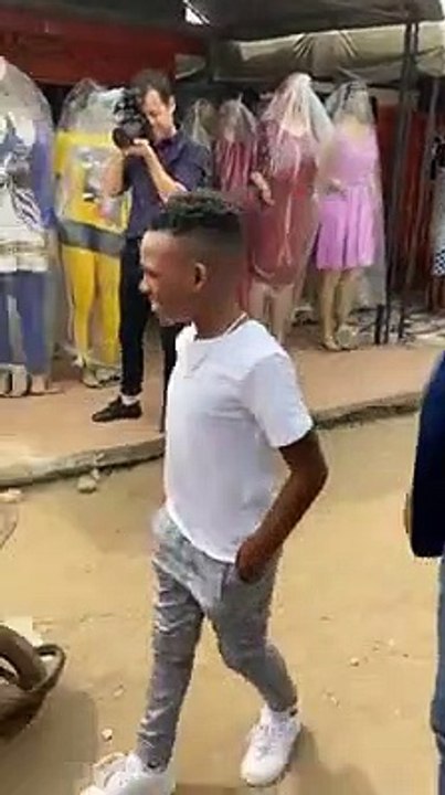 MAEL HOUON, le fils de DJ ARAFAT, offre de l'argent à ce jeune vendeur ambulant