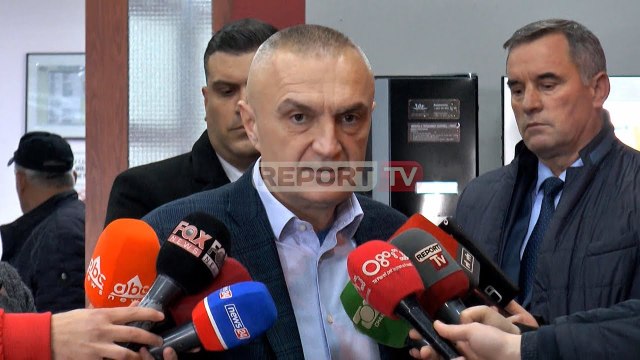 Report TV - Tragjedia në Bulqizë, Meta viziton në Spitalin e Traumës 16-vjeçaren e mbijetuar