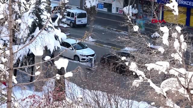 Van'da caddeye bırakılan çantada bomba şüphesi