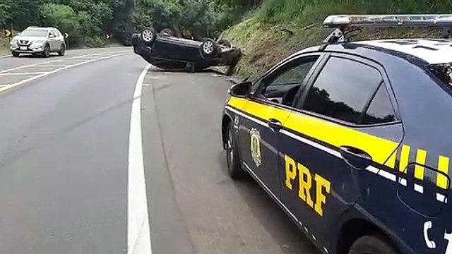 Contrabandista foge da PRF, capota o carro e é detido após tentar se esconder em mato