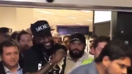 El recibimiento de Olimpia a Adebayor en el aeropuerto