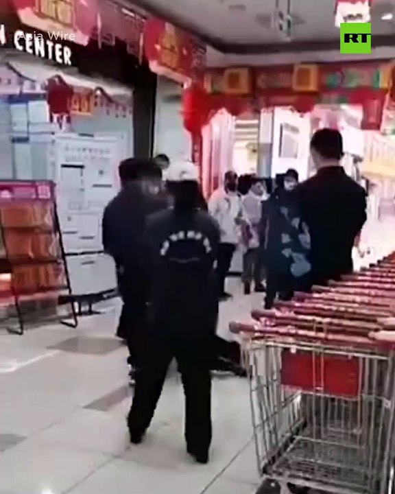Arrastran y detienen a una mujer que no quiso usar mascarilla por el coronavirus en China