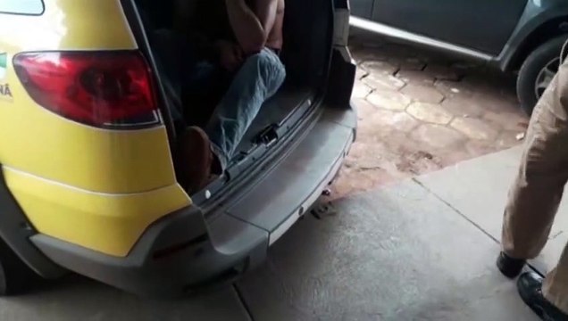 Homem que teria agredido colega com marteladas é encaminhado à Delegacia