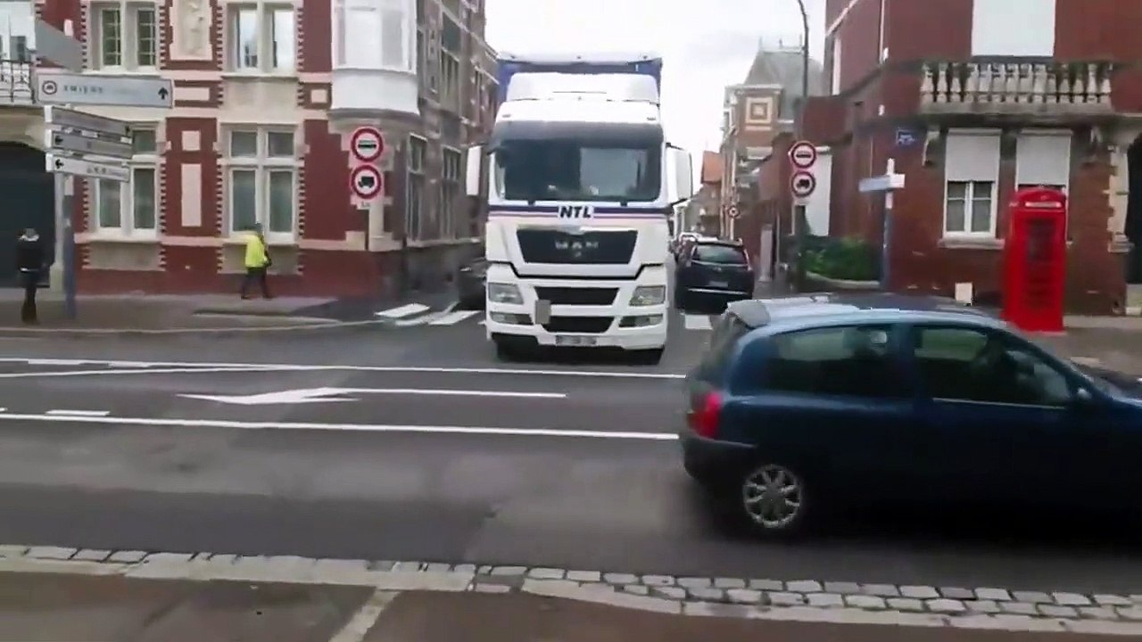 Ce camion rate son  virage... Petite rayure sur la voiture garée
