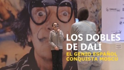 Moscovitas se visten de Dalí para homenajear al genio español