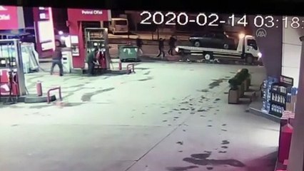 Скачать видео: Rastgele havaya ateş açan kişi polis memurunu yaraladı - TRABZON