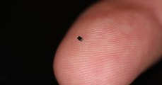 Voici la plus petite caméra au monde... plus petite qu'un grain de riz !